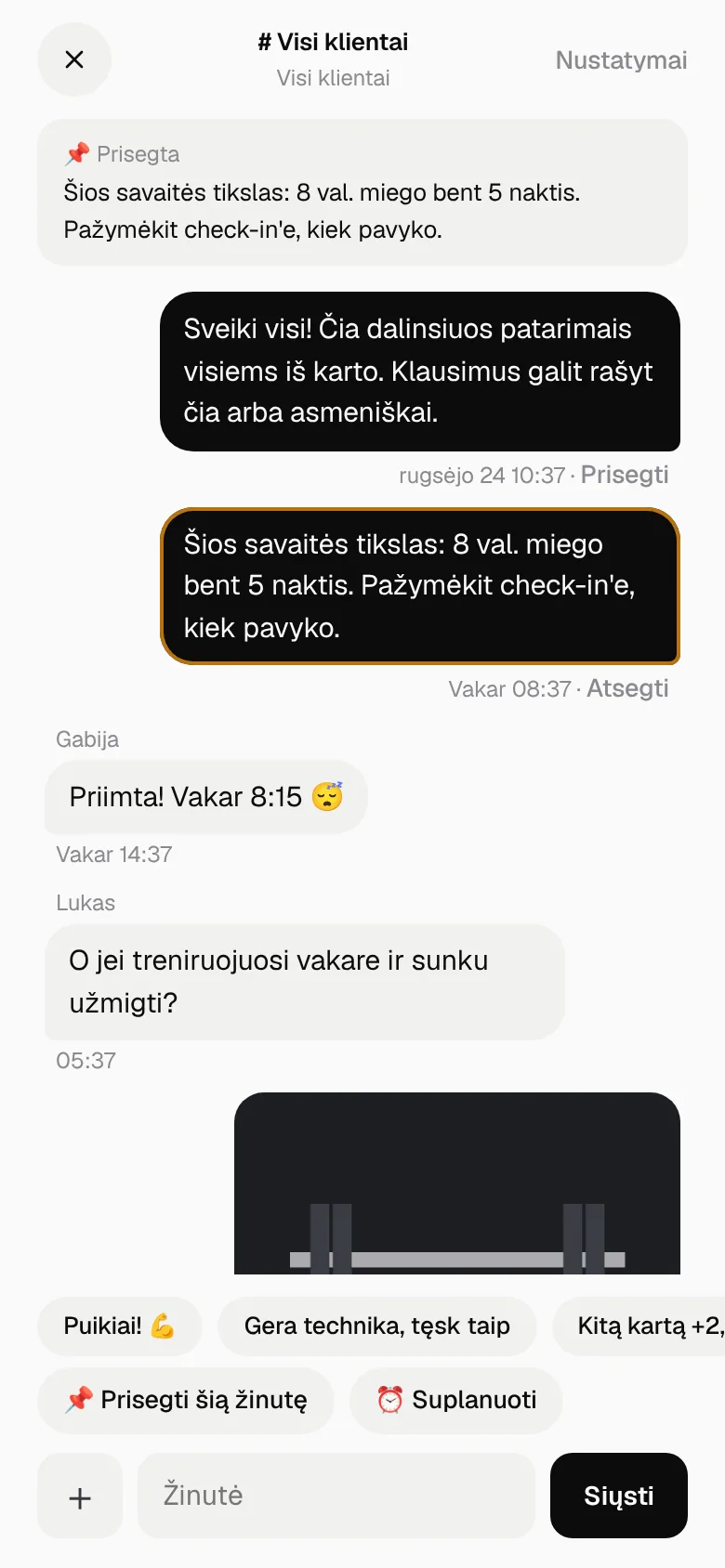 Grupės pokalbis su prisegtu trenerio patarimu ir nuotrauka